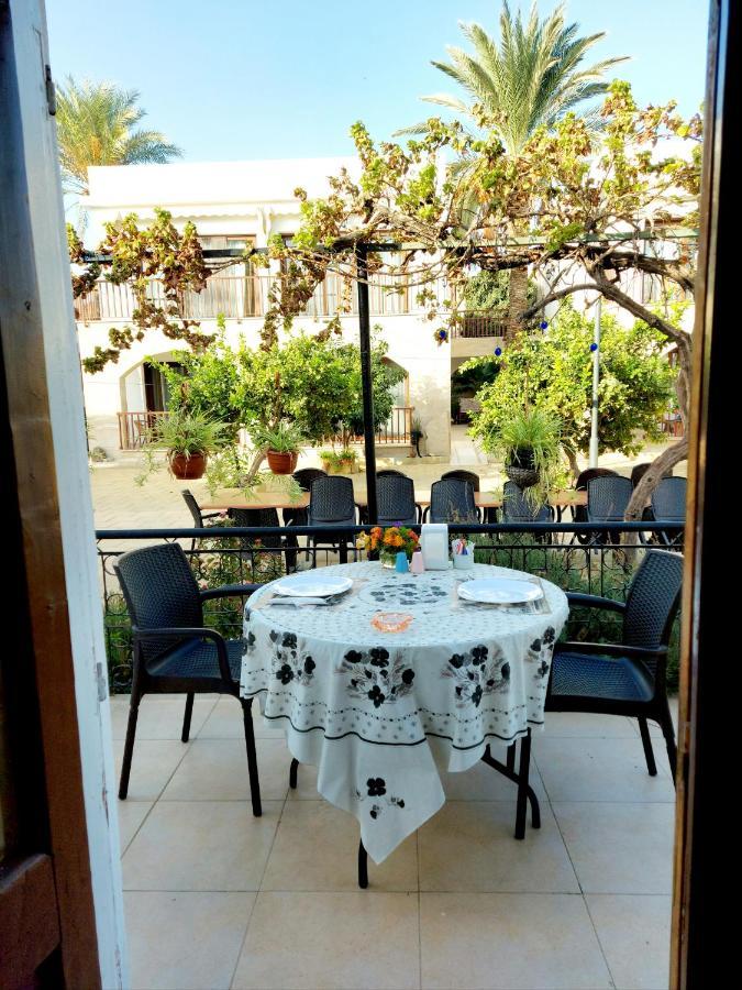 פמגוסטה Golden Palms Guest House & Cafe מראה חיצוני תמונה