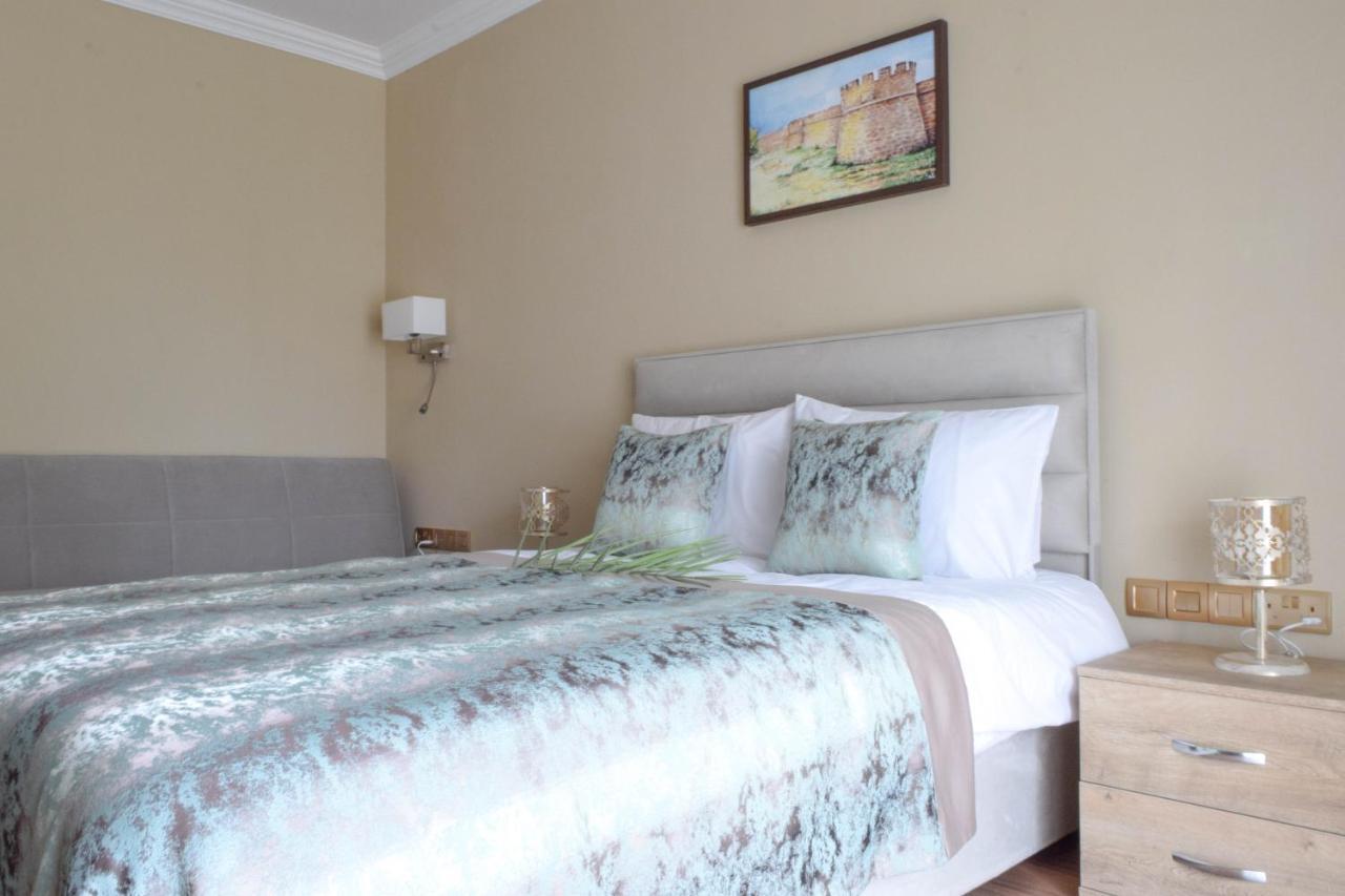 פמגוסטה Golden Palms Guest House & Cafe מראה חיצוני תמונה