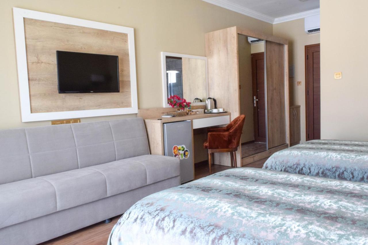 פמגוסטה Golden Palms Guest House & Cafe מראה חיצוני תמונה