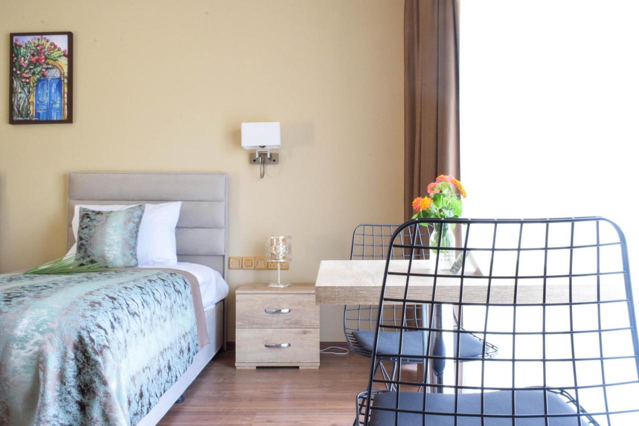 פמגוסטה Golden Palms Guest House & Cafe מראה חיצוני תמונה