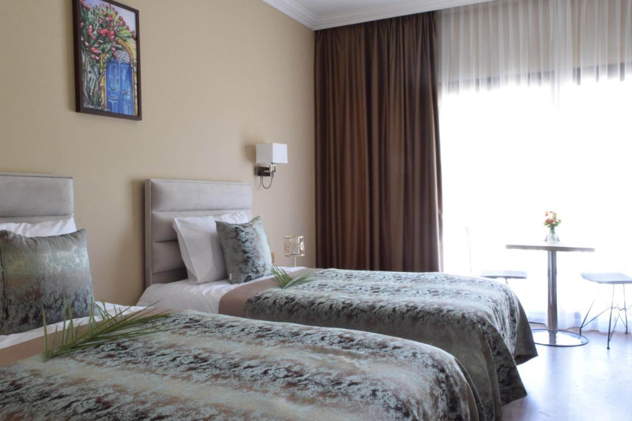 פמגוסטה Golden Palms Guest House & Cafe מראה חיצוני תמונה