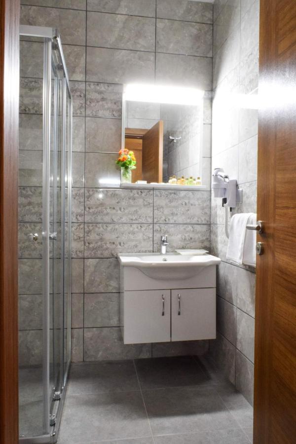פמגוסטה Golden Palms Guest House & Cafe מראה חיצוני תמונה